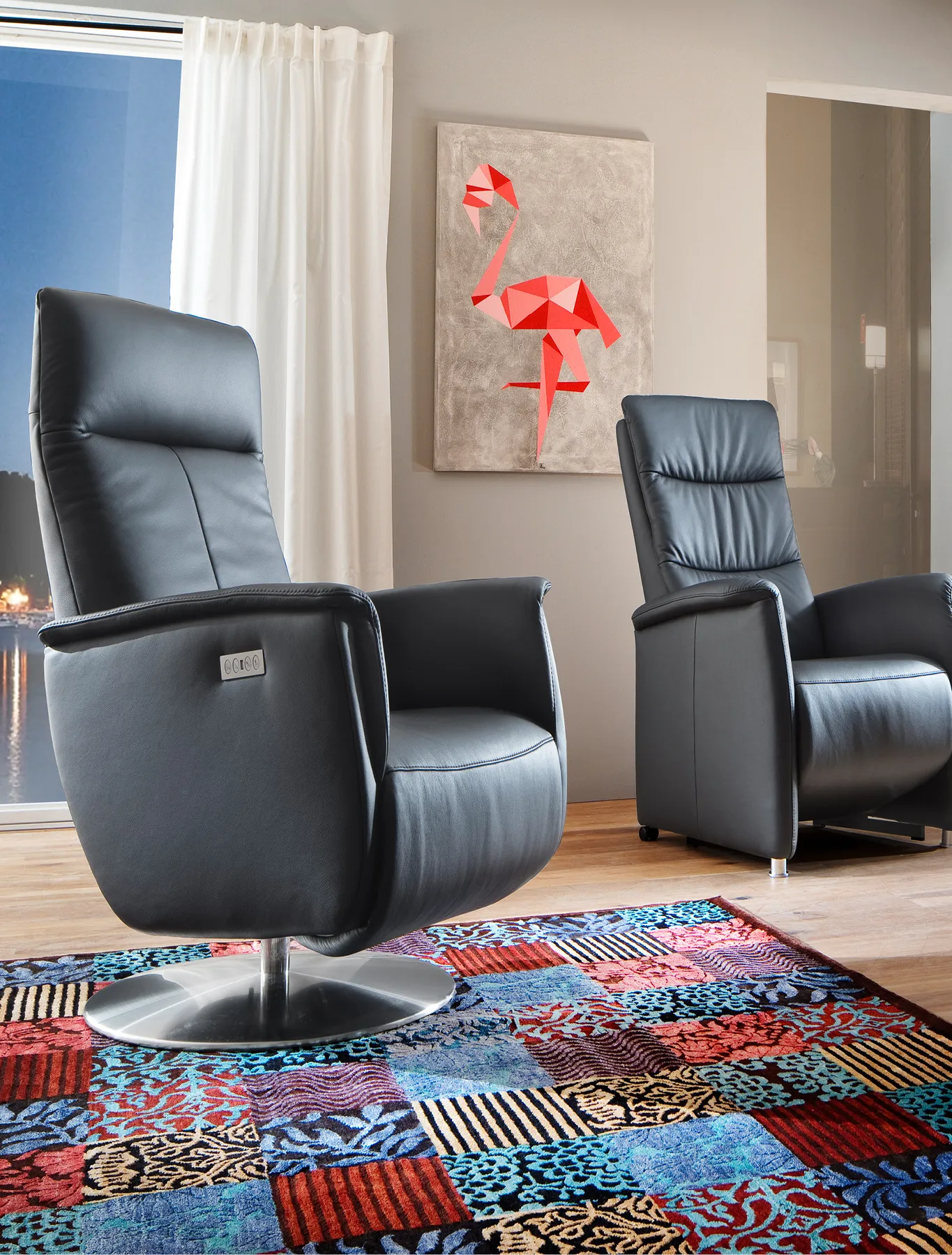 Schwarze Leder-Sessel in Büro Raum